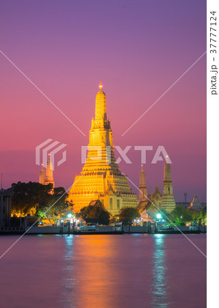 Twilight Arun temple Bangkok city river front 37777124