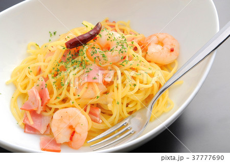 えびとベーコンのパスタ えびとベーコンのパスタ 37777690