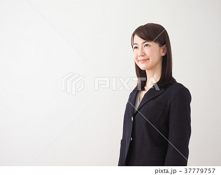 未来を見つめる女性の横顔 37779757