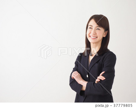 腕を組む女性の横顔 37779805