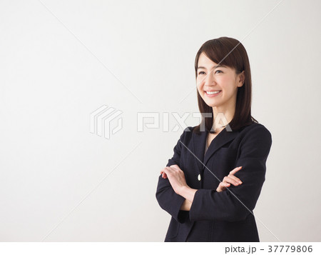 腕を組む女性の横顔 腕を組む女性の横顔 37779806