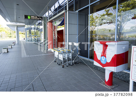 国内初！小型機用のボーディング・ブリッジが整備された福島県福島空港ウルトラマンポストが特徴 37782098