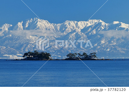 冬・氷見海岸からの虹ガ島と立山連峰 37782120