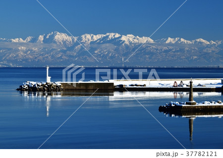 冬・氷見漁港・場外番屋展望台からの立山連峰 37782121