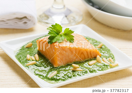 Steamed salmon in a spinach cream sauce 37782317