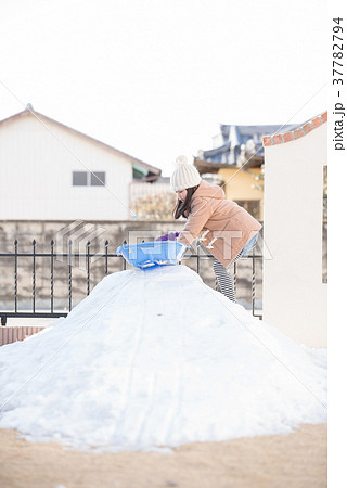 雪遊びをする女の子 雪遊びをする女の子 37782794