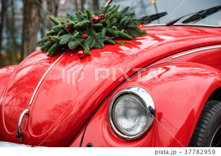 Close up Christmas wreath on red retro car 37782959