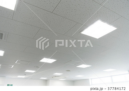 LED電灯に照らされ明るい天井 37784172