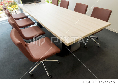 木目調のインテリアがシックな打合せ室コーナーにアクセントの花 37784255