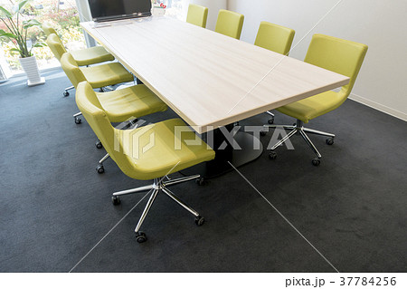 木目調のインテリアがシックな打合せ室コーナーにアクセントの花 37784256