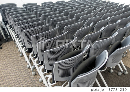 落ち着いたインテリアの会議用椅子 落ち着いたインテリアの会議用椅子 37784259