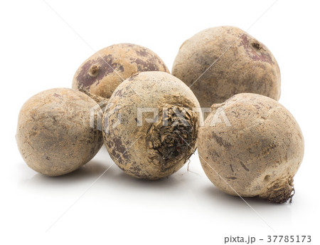 Raw beetroot isolated on white 37785173