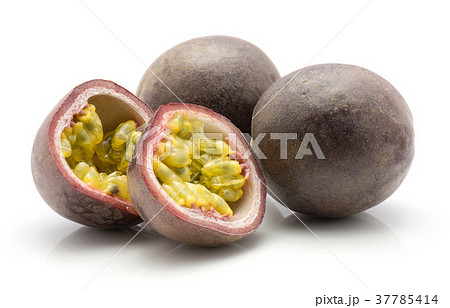 Fresh passion fruit isolated on white 37785414
