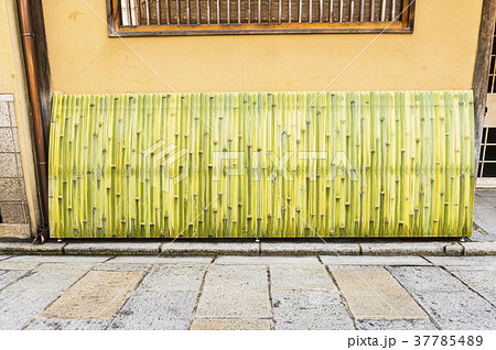 京都町屋 犬矢来が設置された壁面の写真素材
