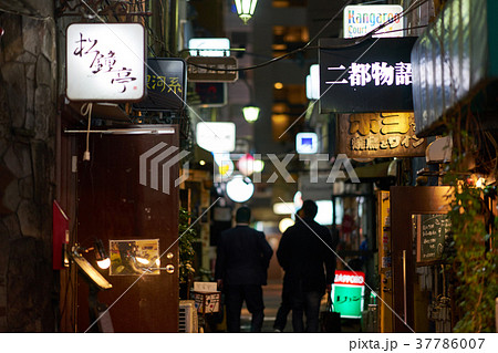新宿ゴールデン街をほろ酔い気分でに歩くサラリーマン 37786007