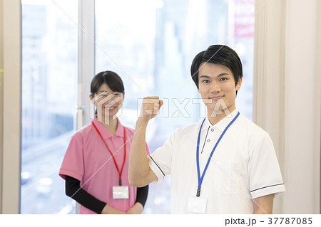 若い介護士 若い介護士 37787085
