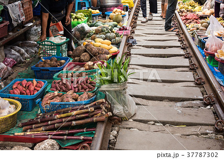 メークロン市場「タラート・ロムフープ」Maeklong Market 37787302