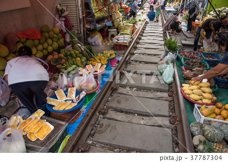 メークロン市場「タラート・ロムフープ」Maeklong Market 37787304