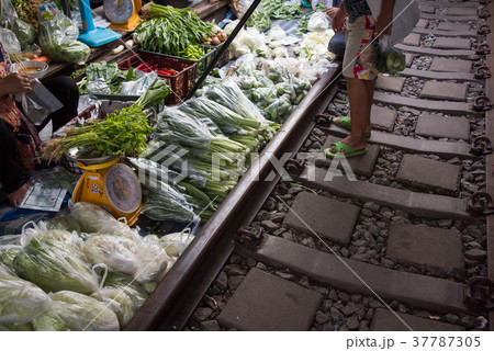 メークロン市場「タラート・ロムフープ」Maeklong Market 37787305