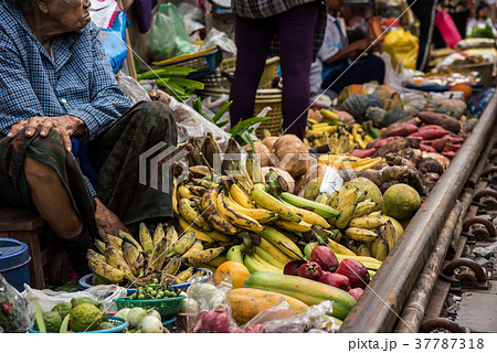 メークロン市場「タラート・ロムフープ」Maeklong Market メークロン市場「タラート・ロムフープ」Maeklong Market 37787318