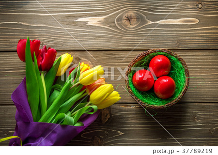easter eggs and flowers. easter eggs and flowers. 37789219