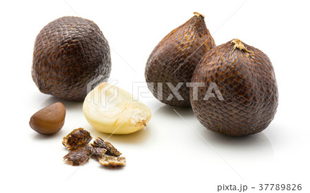 Fresh raw salak isolated on white 37789826