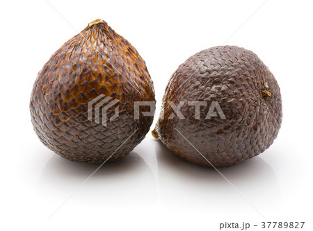 Fresh raw salak isolated on white 37789827