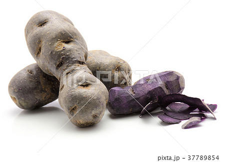 Fresh vitelotte potato isolated on white 37789854