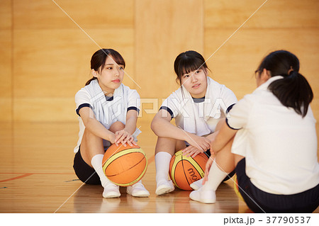 体育館 女子生徒 バスケットボールの写真素材 [37790537] - PIXTA