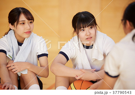体育館　女子生徒　バスケットボール 37790543