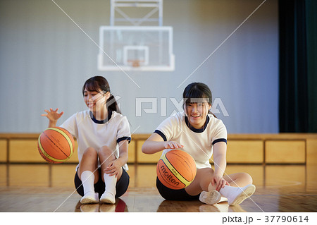 体育館　女子生徒　バスケットボール 37790614
