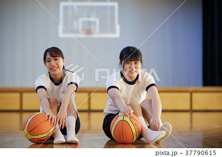 体育館 女子生徒 バスケットボールの写真素材 [37790615] - PIXTA