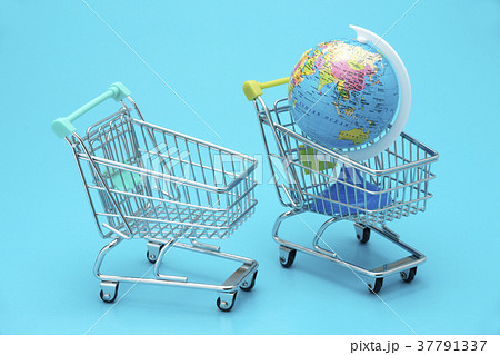 地球儀とショッピングカート 37791337