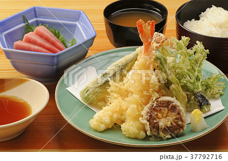天ぷらと刺身の定食 37792716