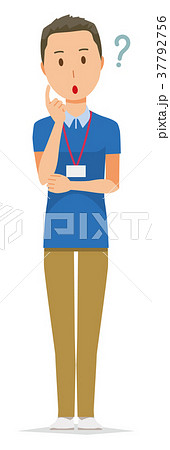 ネームプレートを着用している男性スタッフが考えている ネームプレートを着用している男性スタッフが考えている 37792756