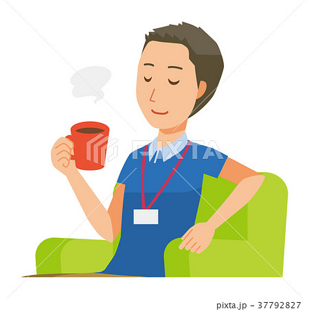 ネームプレートを着用している男性スタッフがソファーに座ってコーヒーを飲んでいる 37792827