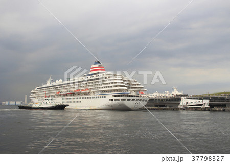 大さん橋に係留中の飛鳥Ⅱ 37798327