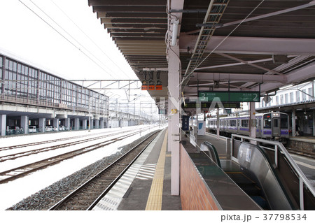 北上駅に停車中の東北本線701系（盛岡地区） 37798534