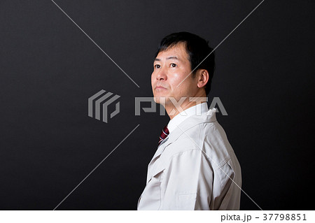 ミドル男性（作業着） 37798851