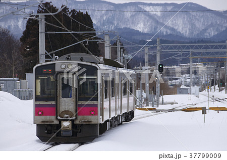 冬の新青森駅を発車する奥羽本線 秋田 弘前 青森 の写真素材