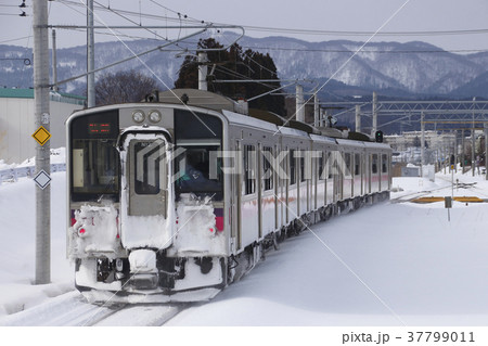 冬の新青森駅を発車する奥羽本線（秋田-弘前⇔青森） 37799011