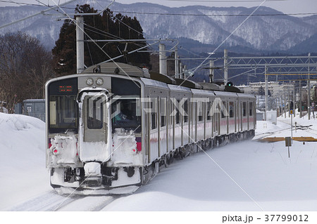 冬の新青森駅を発車する奥羽本線（秋田-弘前⇔青森） 37799012