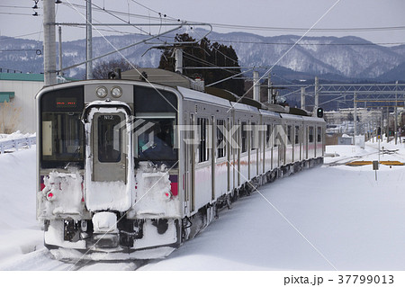 冬の新青森駅を発車する奥羽本線（秋田-弘前⇔青森） 37799013