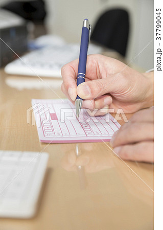 配送伝票を書くビジネスマン手元 37799045