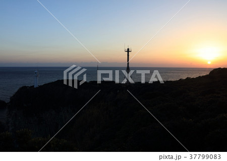 足摺岬灯台と夕陽「日本の灯台50選」（四国最南端の地） 37799083