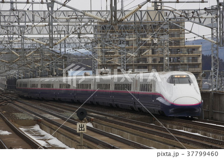 北上駅に入線するE2系新幹線はやて号 37799460