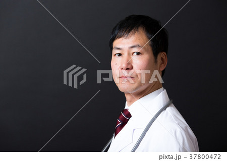 白衣のミドル男性 白衣のミドル男性 37800472