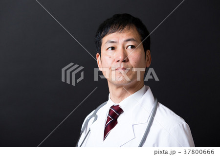 白衣のミドル男性 白衣のミドル男性 37800666