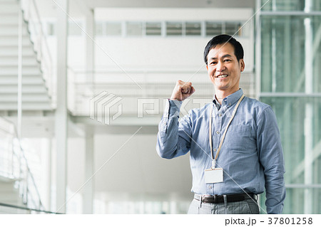 ミドルのビジネスマン 37801258