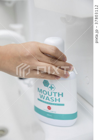 マウスウォッシュを使う女性手元 37803112
